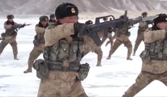 Lính Trung Quốc ở biên giới Trung - Ấn luyện tập chiến đấu trong điều kiện băng tuyết (Ảnh: Dwnews).