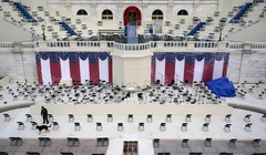 Công tác chuẩn bị cho Lễ nhậm chức của ông Joe Biden đã hoàn tất. Cảnh sát dắt chó thường xuyên đi tuần tra (Ảnh: AP).