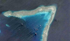 Hình ảnh vệ tinh cho thấy nhiều tàu công trình và thông tin của Trung Quốc xuất hiện gần bãi Ba Đầu (Ảnh: Dwnews).