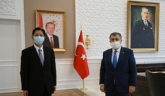 Đại sứ Trung Quốc tại Thổ Nhĩ Kỳ Lưu Thiếu Bân (trái), người bị triệu tập hôm 6/4 về hai bản tweet gây hấn (Ảnh: ETtoday).