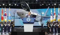 Tổng thống Moon Jae-in tại buổi lễ ra mắt chiếc máy bay mẫu KF-21 (Ảnh: AFP).