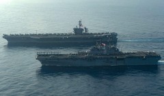 Tàu sân bay USS Theodore Roosevelt và tàu tấn công đổ bộ USS Makin Island của Mỹ đang tập trận trên Biển Đông (Ảnh: Đa Chiều).