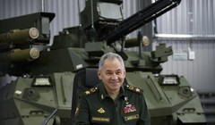Bộ trưởng Quốc phòng Nga Sergei Shoigu thị sát công ty nghiên cứu chế tạo robot chiến đấu (Ảnh: TASS).