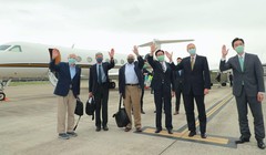 Ông Ngô Chiêu Nhiếp (thứ 3, phải sang) đón phái đoàn do ông Joe Biden cử sang tại sân bay (Ảnh:Twitter@MOFA Taiwan).