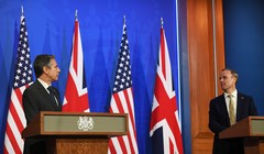 Ngoại trưởng Mỹ Antony Blinken và Ngoại trưởng Anh Dominic Raab tổ chức họp báo chung hôm 3/5 (Ảnh:AP).