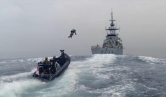 Lính đặc nhiệm tập bay đột kích từ xuồng cao tốc lên tàu đối phương (Ảnh: Hk01).