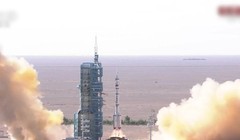 Tàu Thần Châu nằm trên phần đầu của tên lửa mang Trường Chinh 2 rời bệ phóng (Ảnh: Đông Phương).