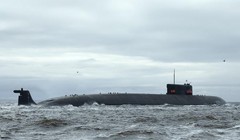 Tàu ngầm đặc nhiệm Belgorod K-239 của Nga rời cảng ra biển thử nghiệm (Ảnh: Đông Phương).