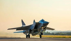 MiG-31K mang tên lửa siêu thanh Kinzhal hạ cánh xuống sân bay Khmemin ở Syria (Ảnh: RAF).