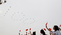 Máy bay trực thăng xếp thành hình số 100 bay qua Thiên An Môn (Ảnh: Dwnews).