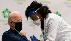 Tổng thống Mỹ Joe Biden là một trong những nguyên thủ quốc gia đầu tiên trên thế giới tiêm vaccine COVID-19 (Ảnh: AP).