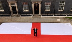 Hình ảnh Thủ tướng Boris Johnson dẫm chân lên quốc kì Anh để cổ vũ đội tuyển Anh khiến cư dân mạng Anh nổi giận (Ảnh: Twitter@BorisJohnson).