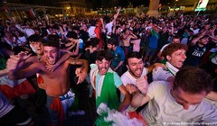 Tại một điểm xem công cộng ở Rome, người dân cổ vũ cho đội tuyển Italy, tình hình lây nhiễm COVID-19 trong trận đấu Italy-Tây Ban Nha vẫn chưa được biết (Ảnh: Deutsche Welle)