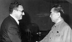 Cái bắt tay lịch sử giữa Kissinger và Chu Ân Lai ngày 9/7/1971 (Ảnh: jielishi)
