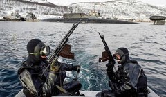 Lực lượng người nhái chiến đấu tuần tra bảo vệ căn cứ (Ảnh: toutiao).