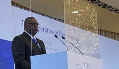 Ông Austin phát biểu tại diễn đàn do IISS tổ chức,, mạnh mẽ bác bỏ các yêu sách của Trung Quốc đối với Biển Đông (Ảnh: Dwnews).