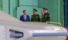 Ông Sergey Shoigu thị sát mẫu S-70 Okhotnik tại nhà máy của Sukhoi (Ảnh: defence).