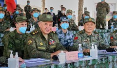 Bộ trưởng Quốc phòng Nga Sergey Shoigu và Bộ trưởng Quốc phòng Trung Quốc Ngụy Phượng Hòa quan sát quân đội hai bên diễn tập (Ảnh: Dwnews).