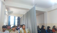 Lớp học tại Đại học Avicenna ở Kabul, nam nữ sinh viên ngồi riêng biệt, có rèm che ở giữa (Ảnh: Dwnews).