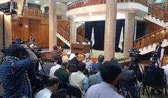 Người phát ngôn Taliban tổ chức họp báo công bố danh sách chính phủ lâm thời Afghanistan (Ảnh: AP).