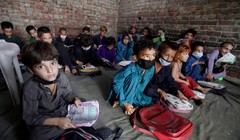 Trẻ em Afghanistan theo bố mẹ chạy sang Pakistan tị nạn (Ảnh Reuters).