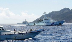 Tàu cảnh sát biển Nhật Bản ngăn cản tàu Trung Quốc tiếp cận đảo Senkaku (Ảnh: Reuters).