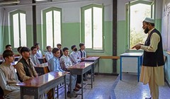  Ngày 18/9, học sinh từ lớp 7 đến 12 ở Afghanistan được đến trường, nhưng chỉ các học sinh nam, nữ không được nhắc đến (Ảnh: Getty).