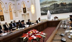 Đặc phái viên Trung Quốc, Nga và Pakistan (bên trái) gặp gỡ Quyền Thủ tướng Taliban Hasan Akhund (giữa) và các quan chức chính quyền Taliban (Ảnh: Đông Phương)