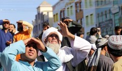  Dân chúng xem thi thể bị Taliban treo lên thị chúng ở thành phố Herat (Ảnh AP).