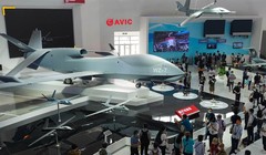  Máy bay không người lái WZ-7 lần đầu tiên trưng bày tĩnh tại Triển lãm Chu Hải được đặc biệt quan tâm (Ảnh: Xinhua)