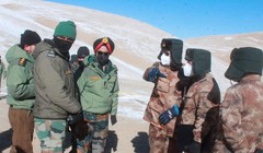  Lính Ấn Độ (trái) và Trung Quốc ở biên giới Ladakh tranh cãi về khu vực tranh chấp (Ảnh: Dwnews).