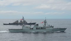 Hai tàu chiến của Mỹ và Canada lần đầu tiên phối hợp đi xuyên qua eo biển Đài Loan (Ảnh: Dwnews).