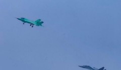 Chiếc máy bay J-31 phiên bản Hải quân (trên) bay thử xuất hiện trên mạng hôm 29/10 (Ảnh: Dwnews).