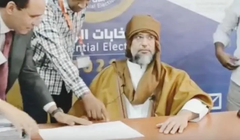 Ông Saif đăng kí tranh cử Tổng thống Libya tại thành phố Sabha hôm 14/11 (Ảnh: Yahoo).