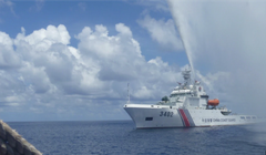 Tàu Hải Cảnh Trung Quốc phun vòi rồng đe dọa tàu Philippines (Ảnh: AP).