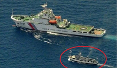 Tảu Hải cảnh Trung Quốc ngăn cản không cho tàu Philippines đến gần bãi Vũng Mây (Ảnh: Sunnews).