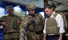 Tổng thống Ukraine Zalensky thị sát biên giới phía Đông giáp với Nga (Ảnh: AP).