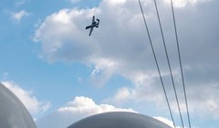 Máy bay cường kích A-10 tập tấn công mục tiêu trên mặt biển (Ảnh: Đông Phương).