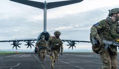 Anh triển khai lực lượng đổ bộ đường không tới Ukraine khiến tình hình căng thẳng thêm (Ảnh: QQ).