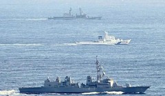 Tàu tuần tra của Cảnh sát biển Nhật (giữa) hôm 22/12 tập trận chung với tàu hộ vệ của Hải quân ngăn cản tàu Trung Quốc đến gần Quần đảo Senkaku/Điếu Ngư (Ảnh: QQ).