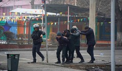Cảnh sát bắt giữ những người tham gia vụ bạo loạn ở Almaty (Ảnh: AP).