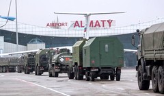 Các phương tiện quân sự của Nga tới sân bay Almaty vốn bị những phần tử bạo loạn chiếm giữ (Ảnh: AP).