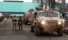 Binh sĩ lực lượng gìn giữ hòa bình CSTO canh gác bảo vệ sân bay Almaty (Ảnh: Sina).