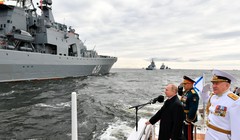 Tổng thống Putin duyệt binh trên biển nhân Ngày Hải quân Nga (Ảnh: AP).