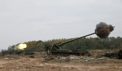 Theo truyền thông phương Tây, Nga đã triển khai loại pháo tự hành 2S7 Pion có thể bắn đạn hạt nhân tới biên giới đối diện Khackov (Ảnh: Chinatimes). 