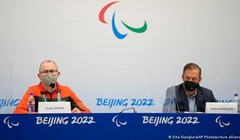 Ông Andrew Parsons, chủ tịch của Ủy ban Paralympic Quốc tế (phải) hôm 3/3 thông báo cấm các vận động viên Nga và Belarus thi đấu tại Đại hội Paralympic Bắc Kinh (Ảnh: Deutsche Welle0.