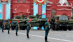 Đoàn xe chở Robot chiến đấu "Uranus-9" tham gia cuộc duyệt binh trên Quảng trường Đỏ (Ảnh: RIA).