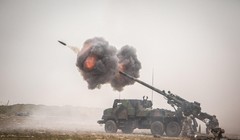 Hai khẩu pháo tự hành bánh lốp Caesar của Pháp viện trợ Ukraine đã bị lọt vào tay người Nga (Ảnh: Twitter).