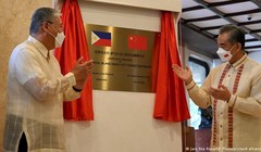 Ngày 6/7, Ngoại trưởng Trung Quốc trong trang phục dân tộc Philippines gặp Ngoại trưởng nước chủ nhà Locsin (Ảnh: AP).