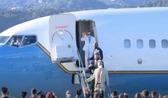 Bà Pelosi lên máy bay rời sân bay Tùng Sơm, Đài Bắc (Ảnh: Guancha).